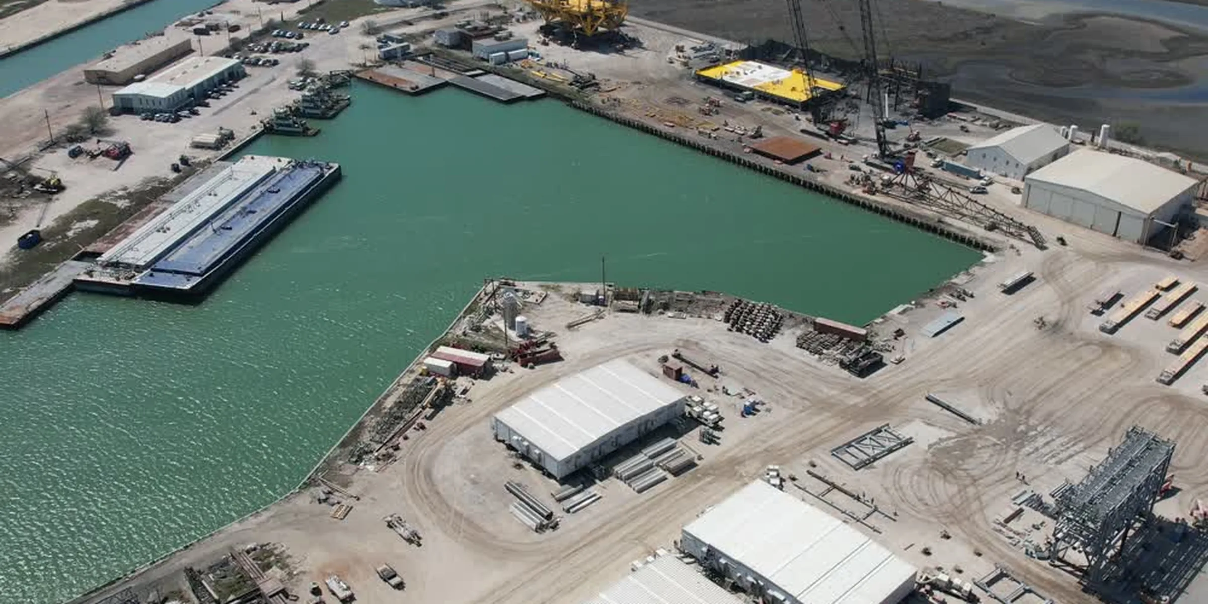 Load-bearing steel bulkhead used for direct barge load-out