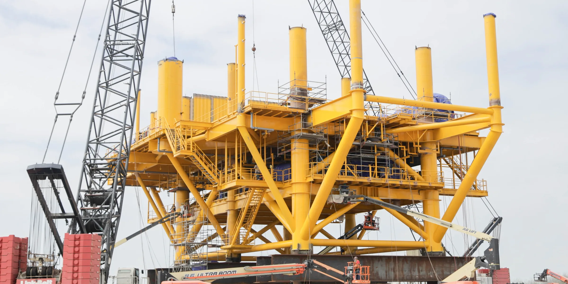 Offshore platform topside on the hard stand