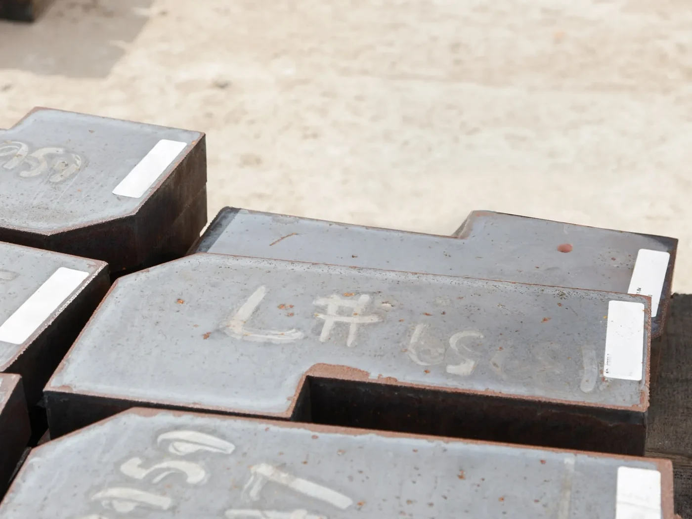 Steel components with permanent piece marking and heat numbers
