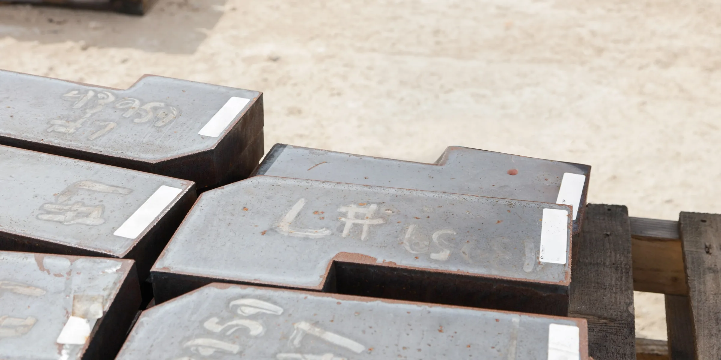 Steel component with permanent piece marking and heat number
